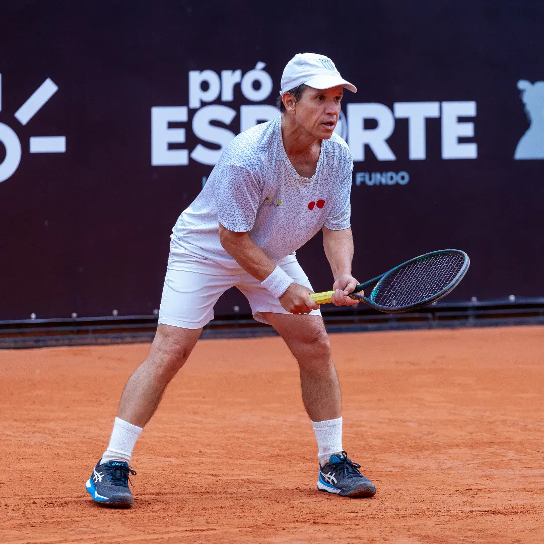 Marcelo Aires Ferreira in ready position on the court, about to decide his next move